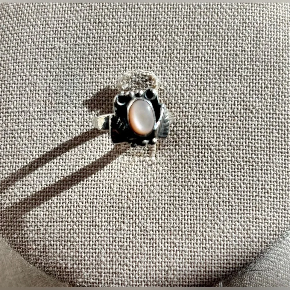 Vintage Sterling Silver Southwestern Pinkish White Iridescent Cabochon Ring Sz 4